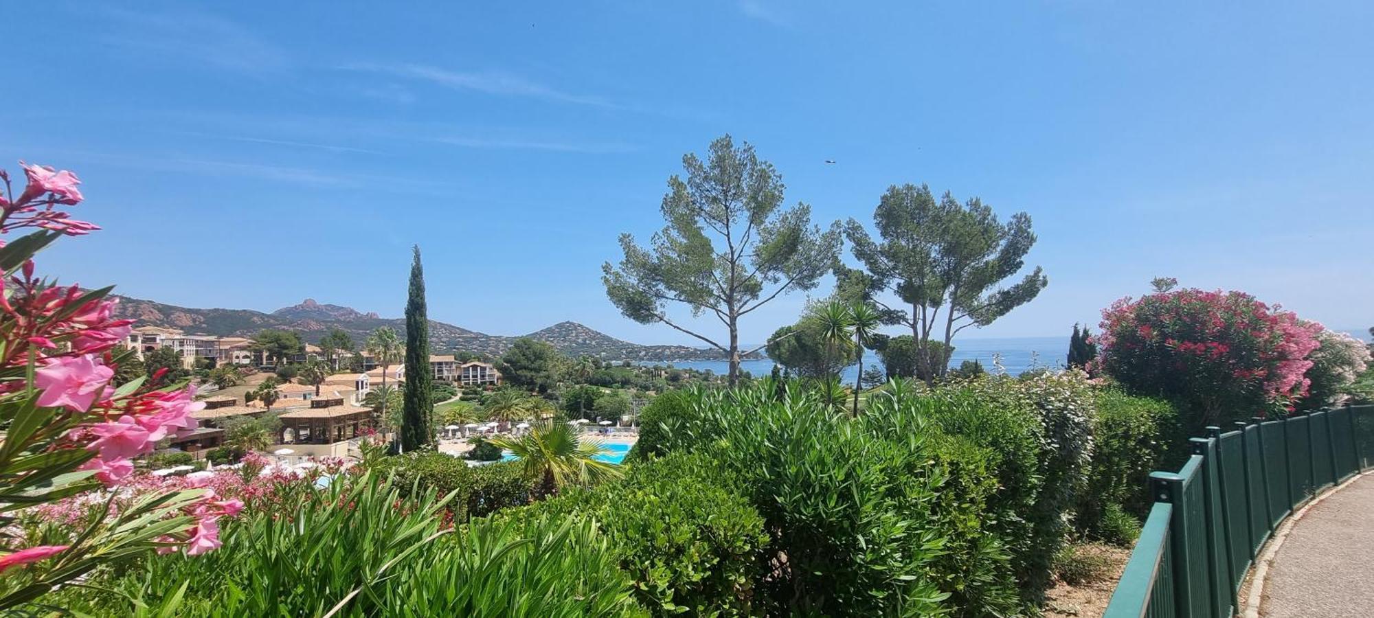 Agay Cap Esterel Village Allee Fleurs - F2 Clim Vue Golf Et Mer - Grande Terrasse Plein Sud Saint-Raphaël Exterior foto